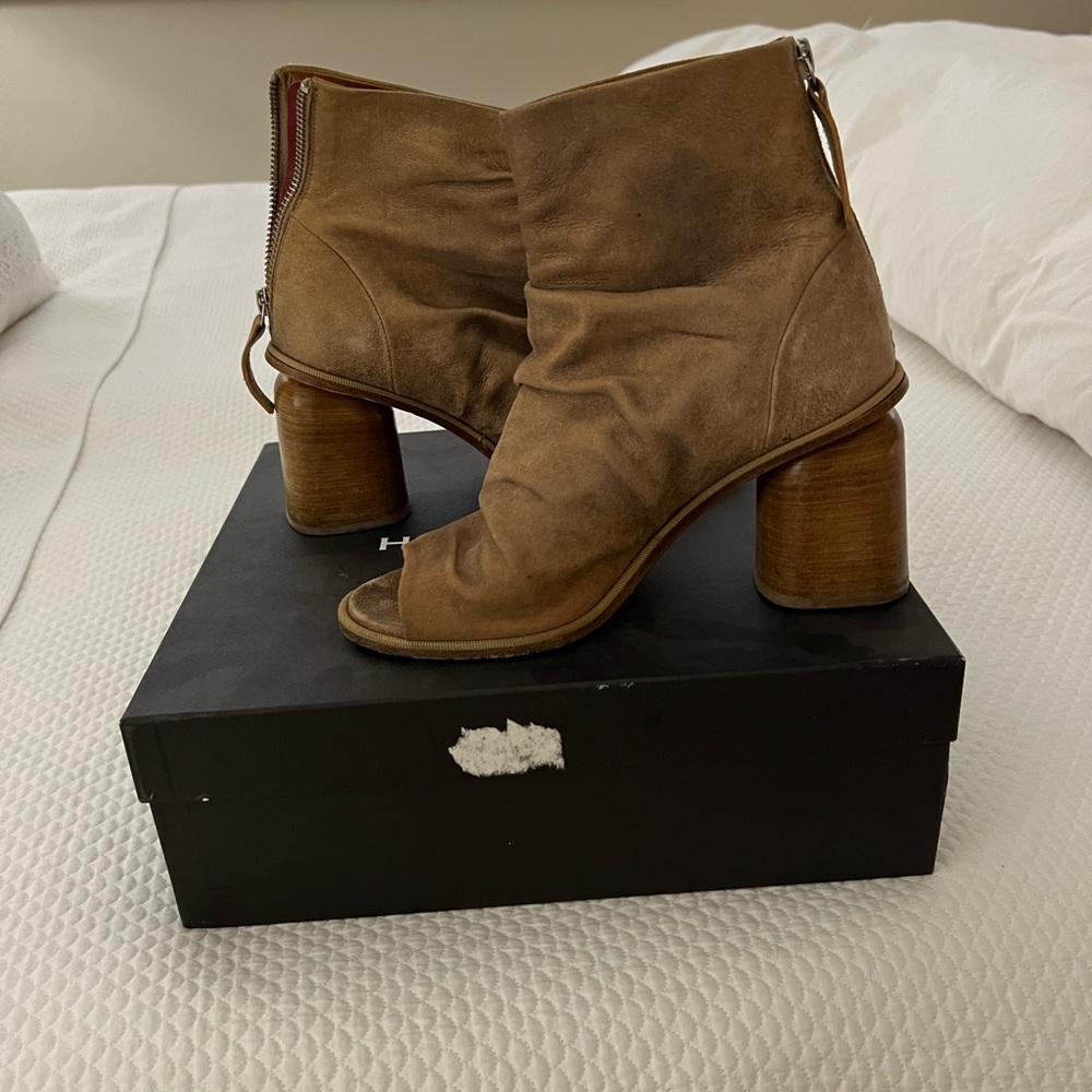 Halmanera open toed boots